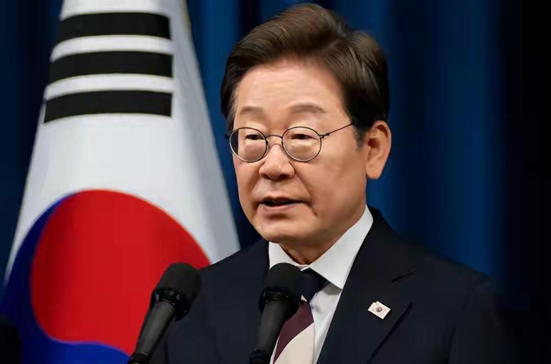 李在明上台后发出感慨，激怒中国的代价，韩国人根本承受不住
李在明站在那庄严的讲台