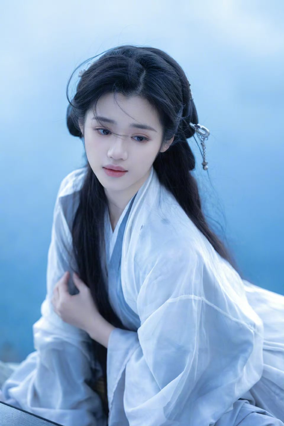 于正签约的新人，还夸孙寈惠是内娱05花看古装扮相写真，大家觉得如何[思考]？ ​