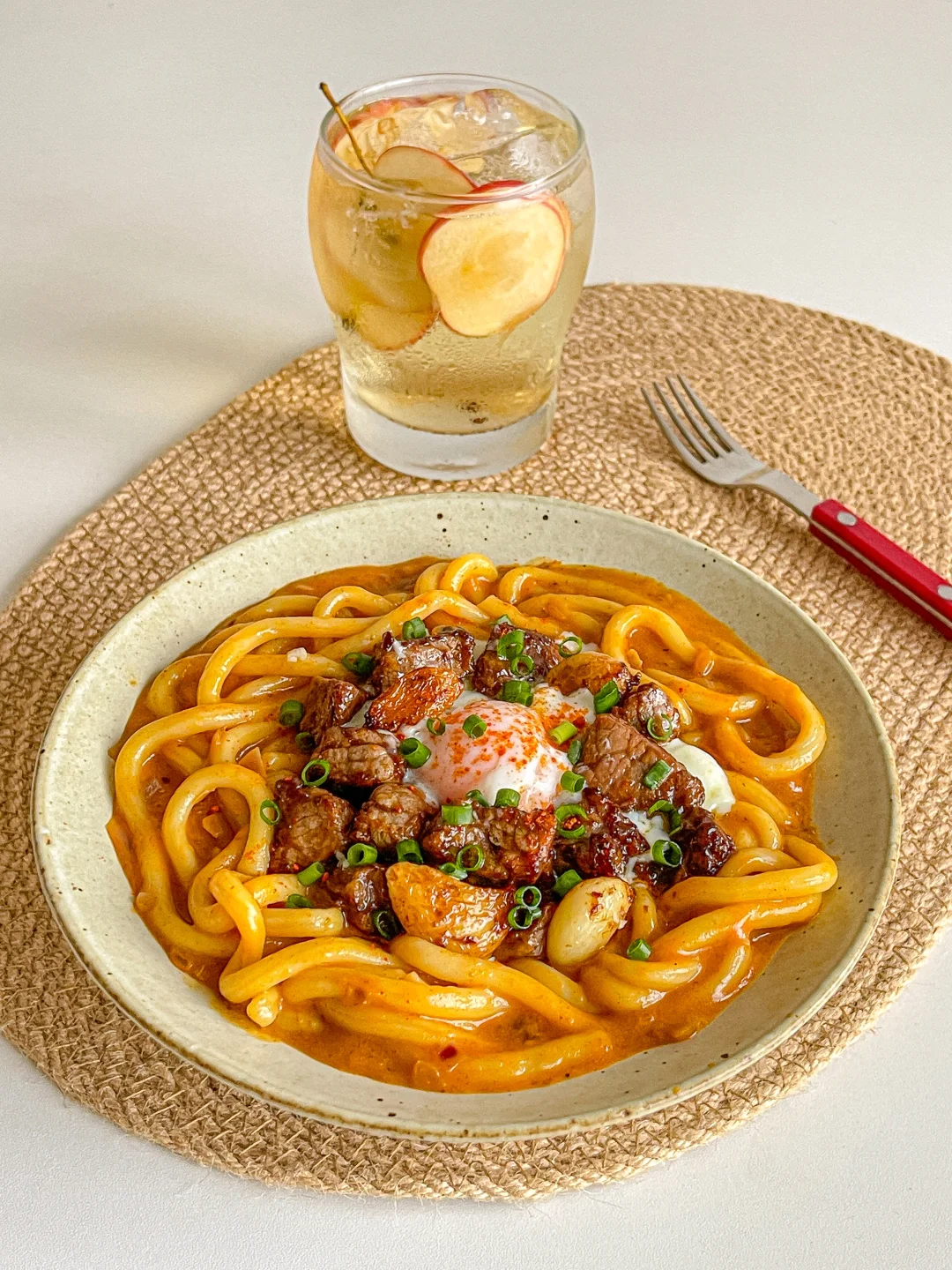 宅家美食日记🍳辣咖喱牛肉乌冬面🍝冰苹果茶
