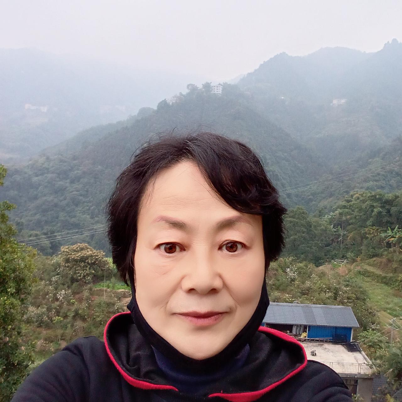 登巴马民山

昨天早上，无意中刷到了一位叫薇薇的直播间，她每天早上会带领粉丝爬民