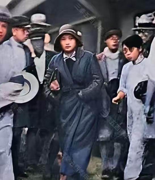1931年宋庆龄母亲去世，宋庆龄从欧洲返回上海奔丧，刚一下火车，无意间被人拍到这