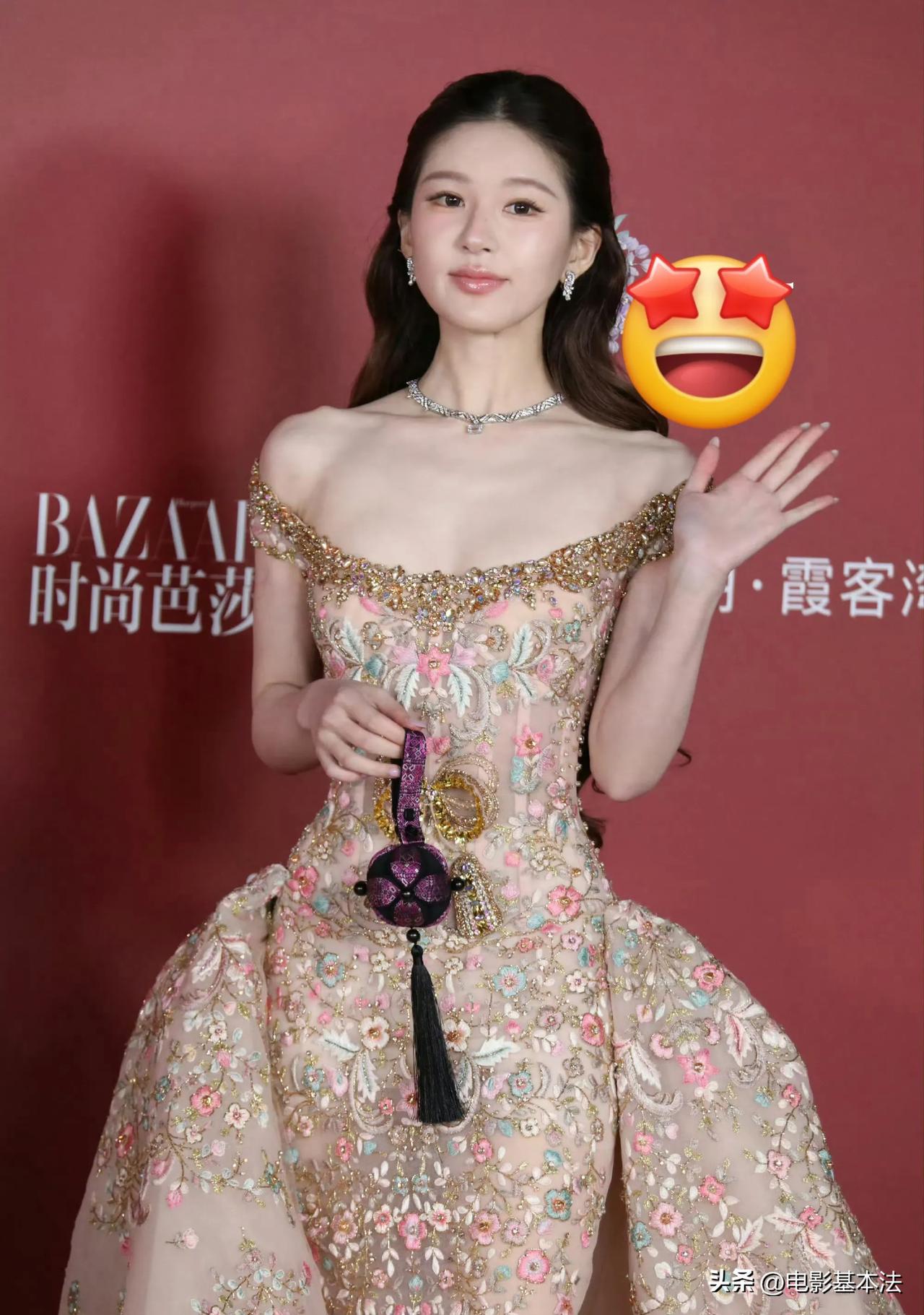“赵露思为了满足自己的虚荣心自费买了个高定，最后遭圈子唾骂，路人嘲笑，怎么不是个