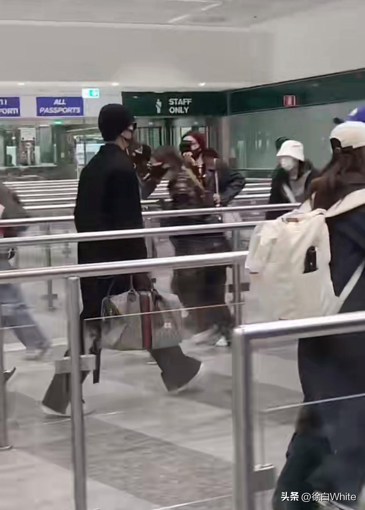 3月12日，肖战全黑冷帽造型现身机场，超长转折路线堪称大秀T台，不少粉丝走在肖战