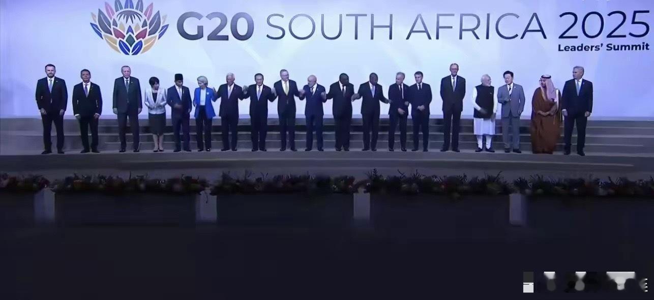 峰会大合照，高市早苗和埃尔多安在一起，没机会蹭，因为隔着三个人呢，你懂得，拍完照