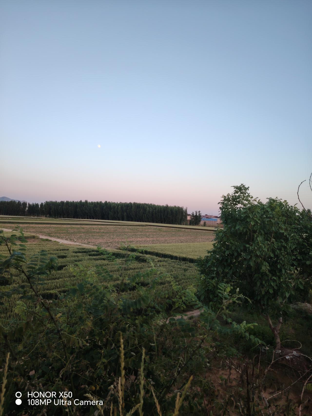 晒图笔记大赛 夕阳西下，田野静谧，108MP超清相机捕捉自然之美。