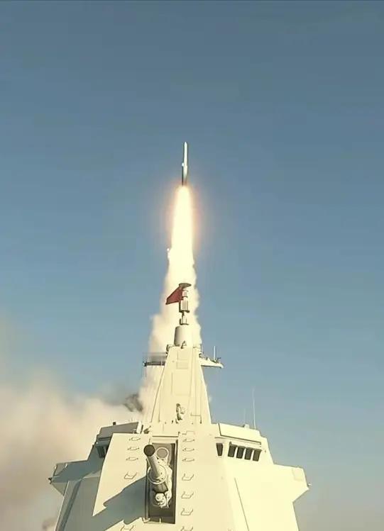 10马赫灌顶！鹰击-20在055大驱上试射画面首次曝光，千里外航母成移动靶标
