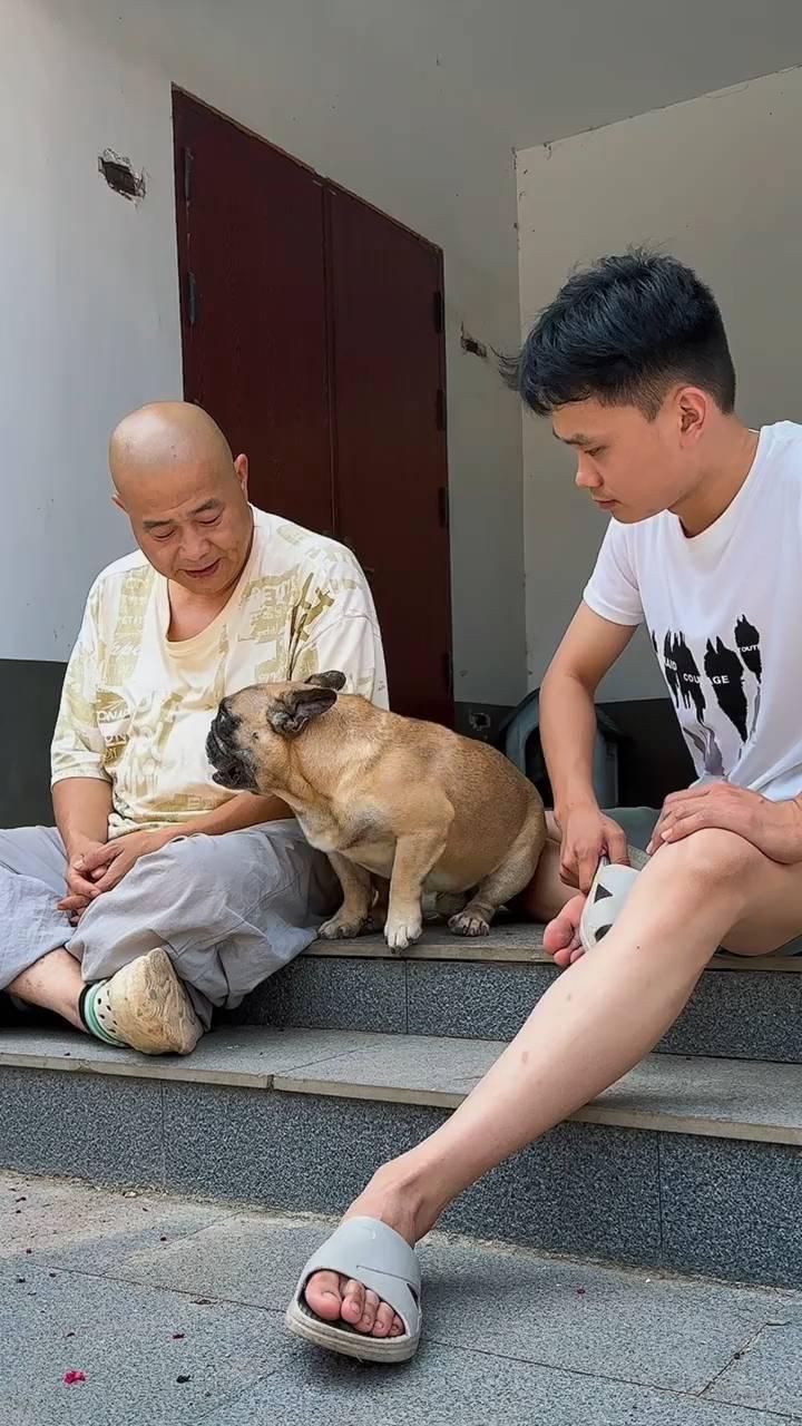 他打你你就别挨着他，你躲到那边去。