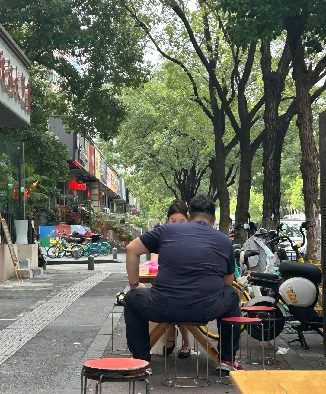 猴哥说车疑似离婚结婚，是为了幸福。离婚，也是为了幸福。反正，我相信是真爱