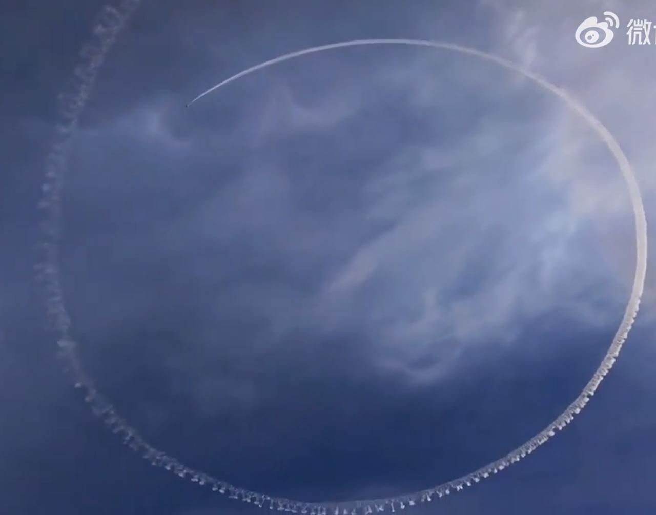 歼-36在空中画了个圈。

最近画面，歼-36在完成飞行试验之后，在空中进行放油