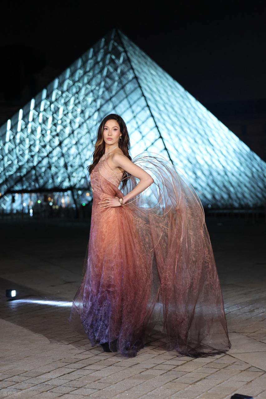 最近谷爱凌在巴黎卢浮宫出席时尚活动，她这回搭配的像个漂亮的精灵仙女，气质超好。