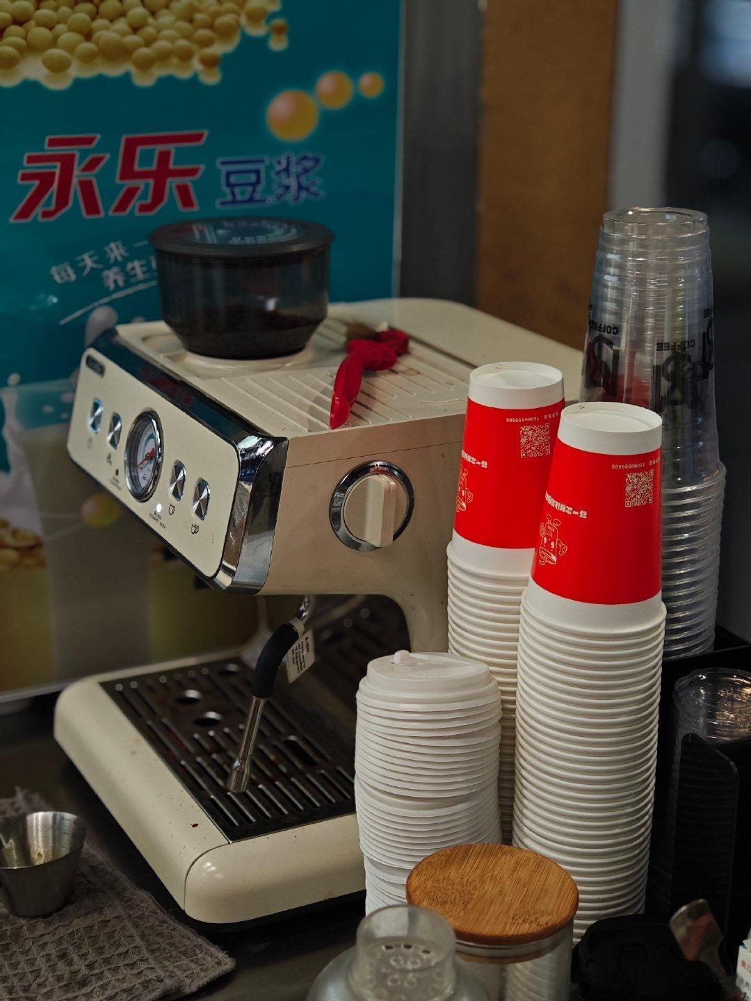 老中的饮食习惯正在改变，又卖传统燃面牛肉面，又卖美式拿铁生椰。 