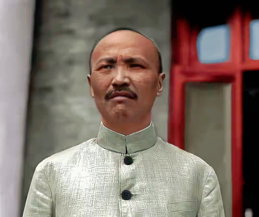 1947年4月，孙殿英在老巢汤阴被解放军包围后，拿出几万黄金分给手下！
 
孙殿