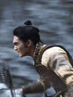 网友强扭何润东来长宁帝军这个强扭的瓜很甜啊，毕竟何润东的古装妆造也是狠狠的拿捏了