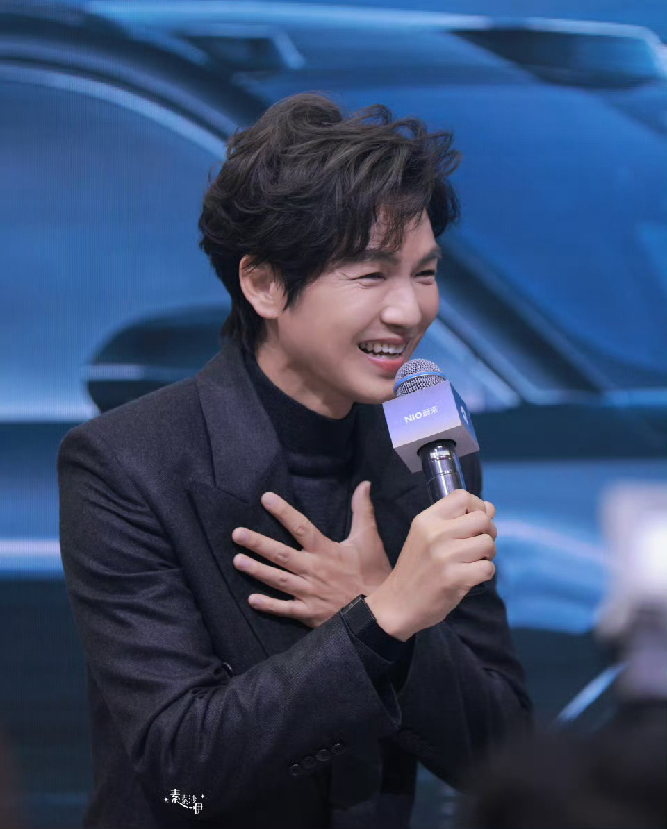 在活动现场遇到钟汉良，我看到他的时候，他正从容地整理衣领，我也幸运地参与车内体验