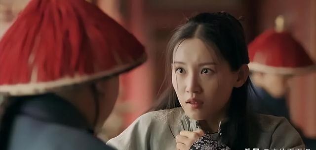 1752年，乾隆趁傅恒在外打仗，偷偷的将傅恒夫人召入宫中，他一把抱住傅恒夫人，傅
