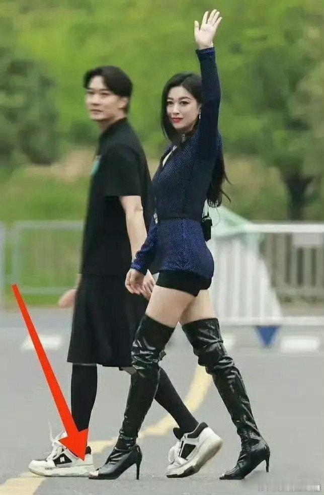 还真的是第一次见露脚趾的靴子 