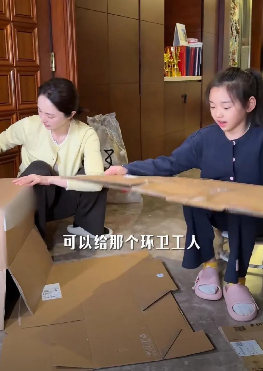 董璇和小酒窝收拾家里的废品，把那些喝完的饮料瓶，一个个都装到袋子里，易拉罐还踩扁