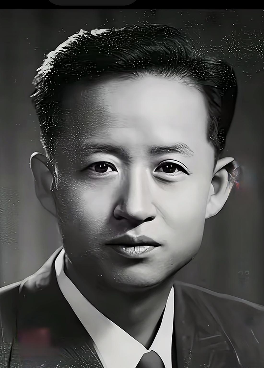这位是著名指挥尹升山老先生年轻时的照片，从小看电影记住了他的名字。从长影的首部故
