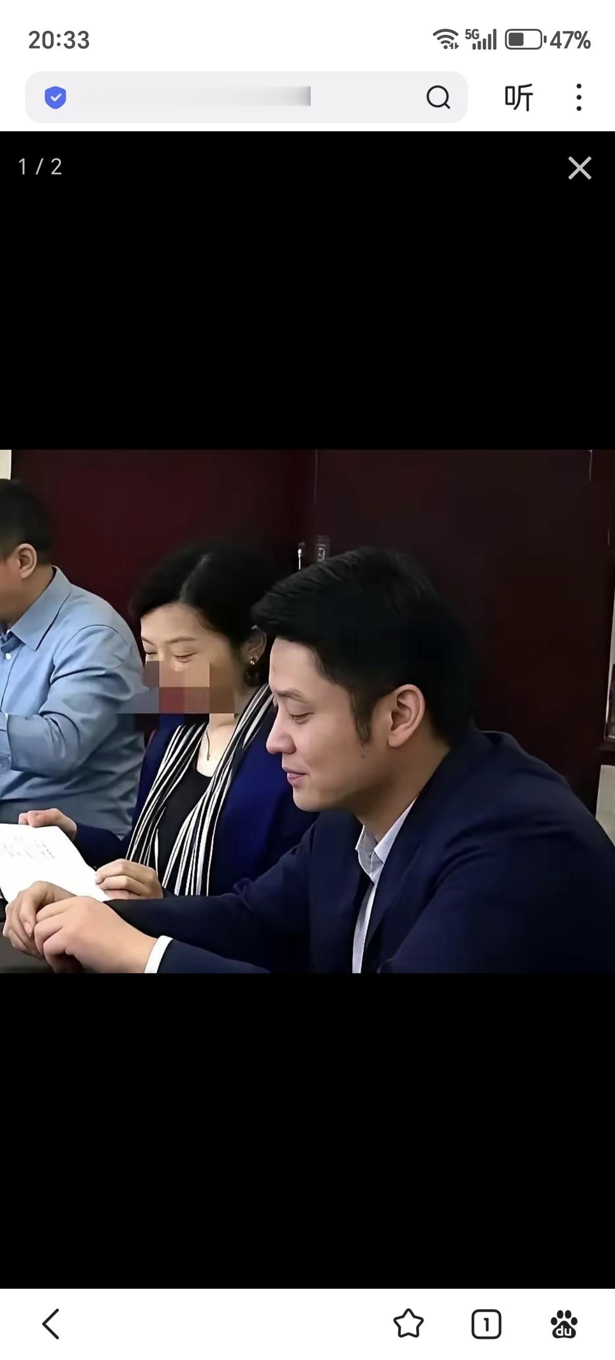 易公子被曝是某券商总裁助理，年薪百万，朋友圈晒的都是高端局。
网友扒出他本科毕业