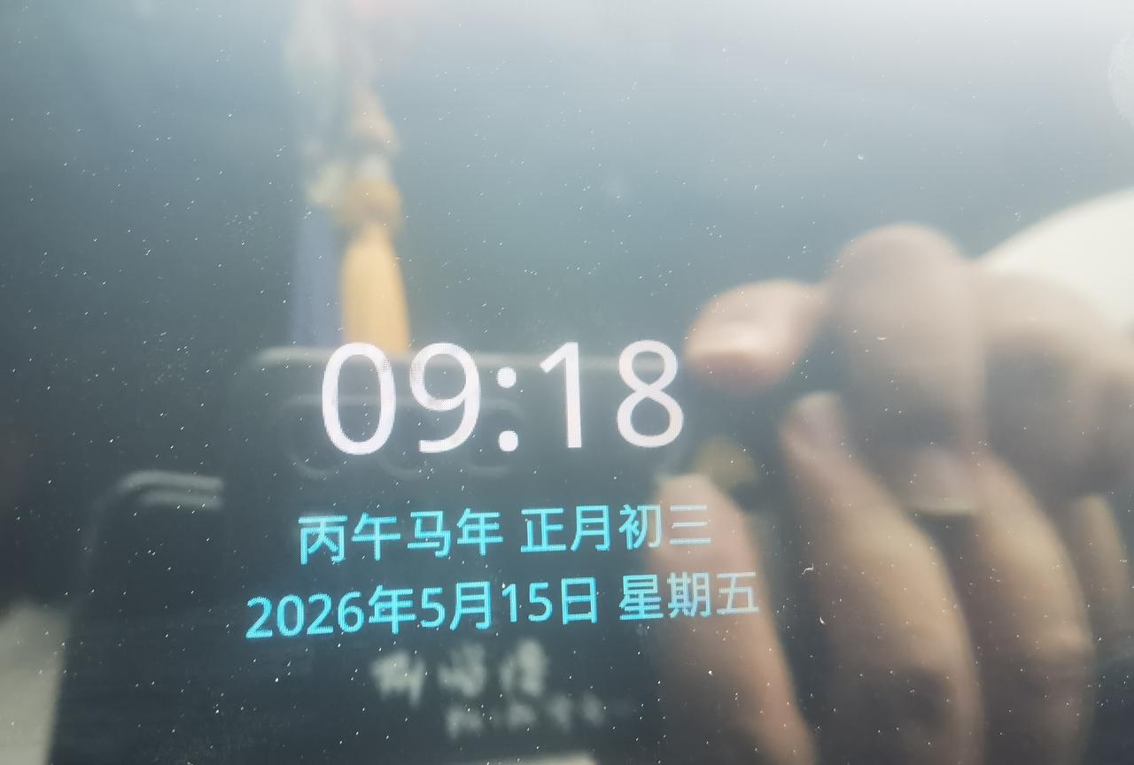 开车时，看到此实在忍不住拍了一张照片，感觉奇怪不？
我感觉很奇怪，特别奇怪？奇怪