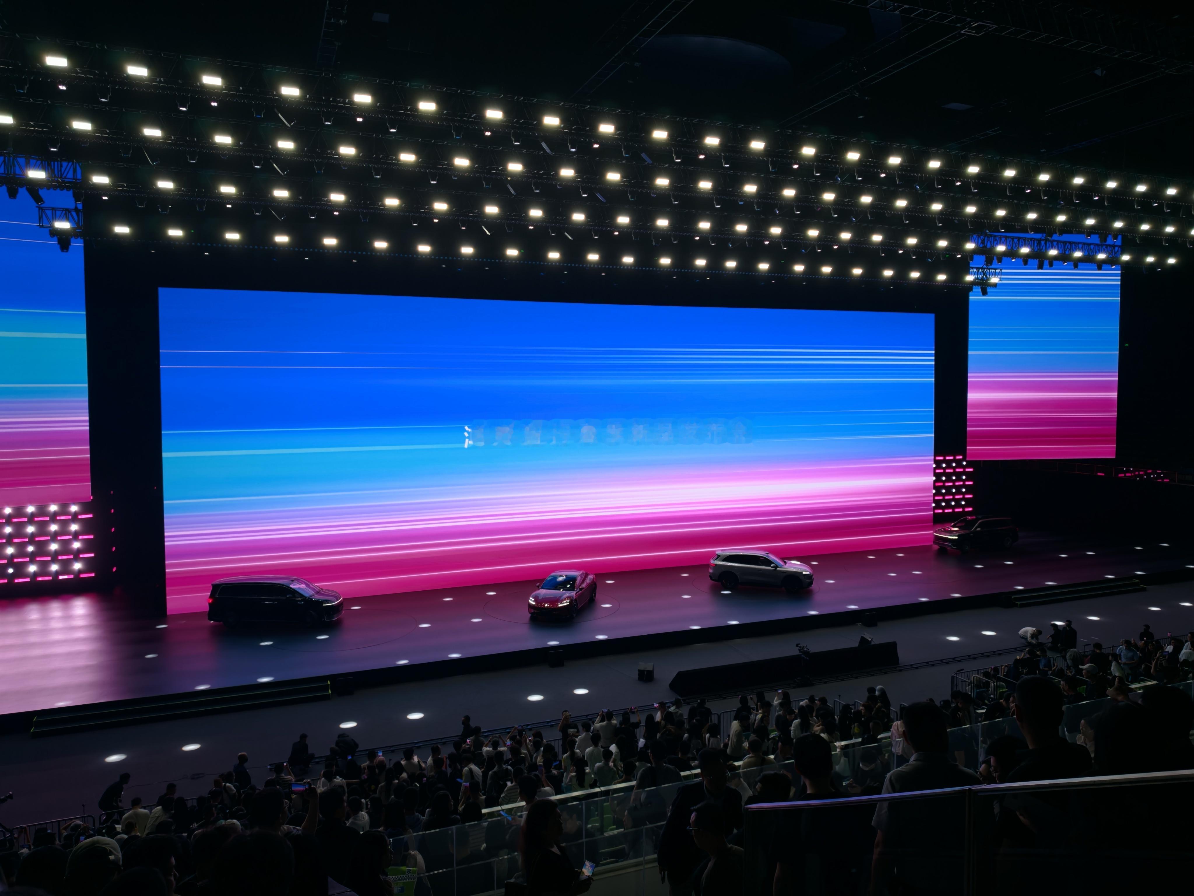 鸿蒙智行春季新品发布会 M9、V9都来啦。 