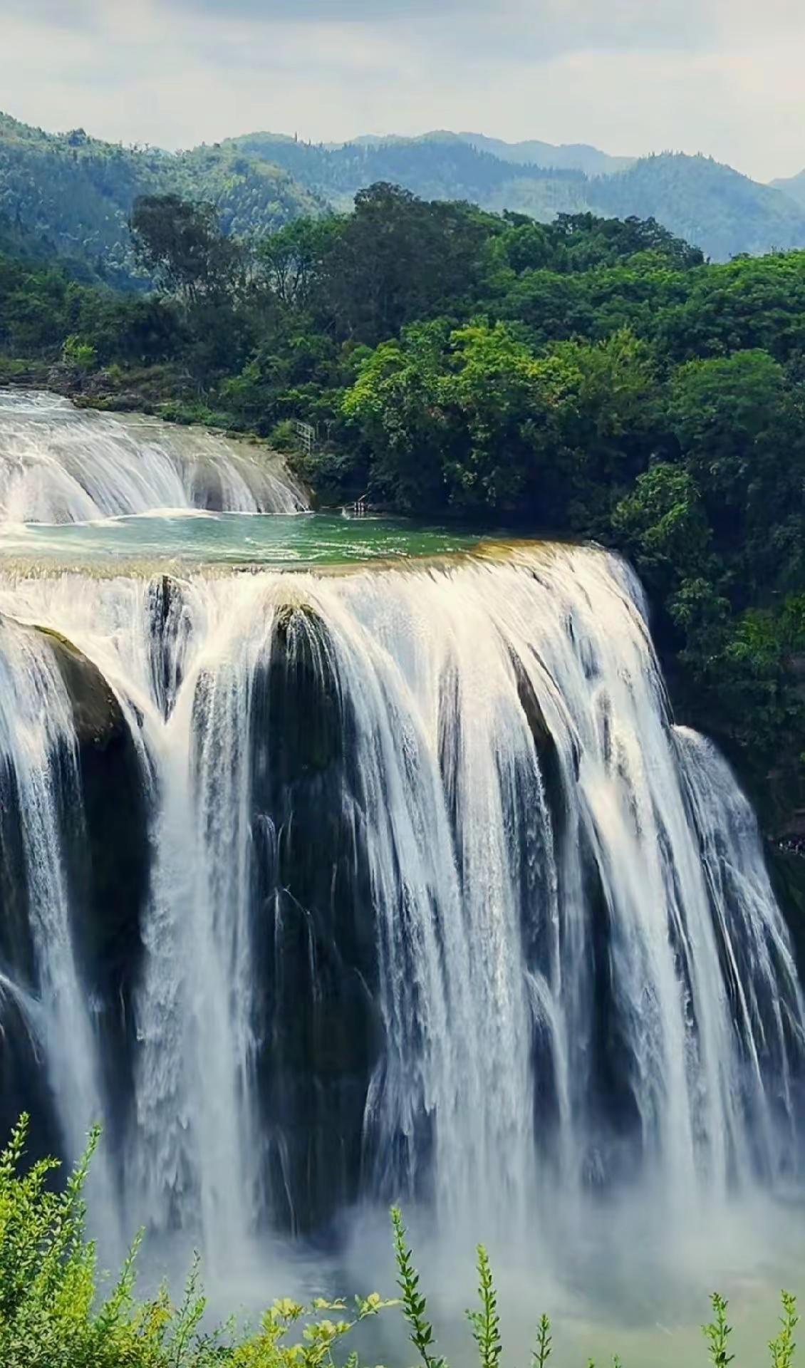 黄果树风景名胜区。一帘白练垂天际，十里涛音醉游人。贵州瀑布之旅 打卡课本里的山水