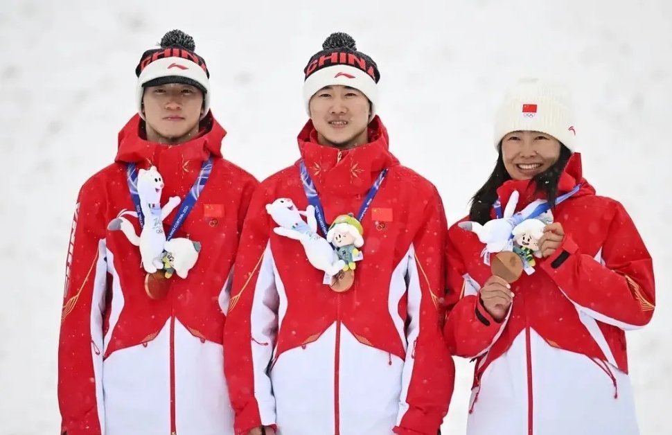 米兰冬奥会，中国12人斩获奖牌，宁忠岩，谷爱凌/问鼎男女奖牌王1，谷爱凌（出生于