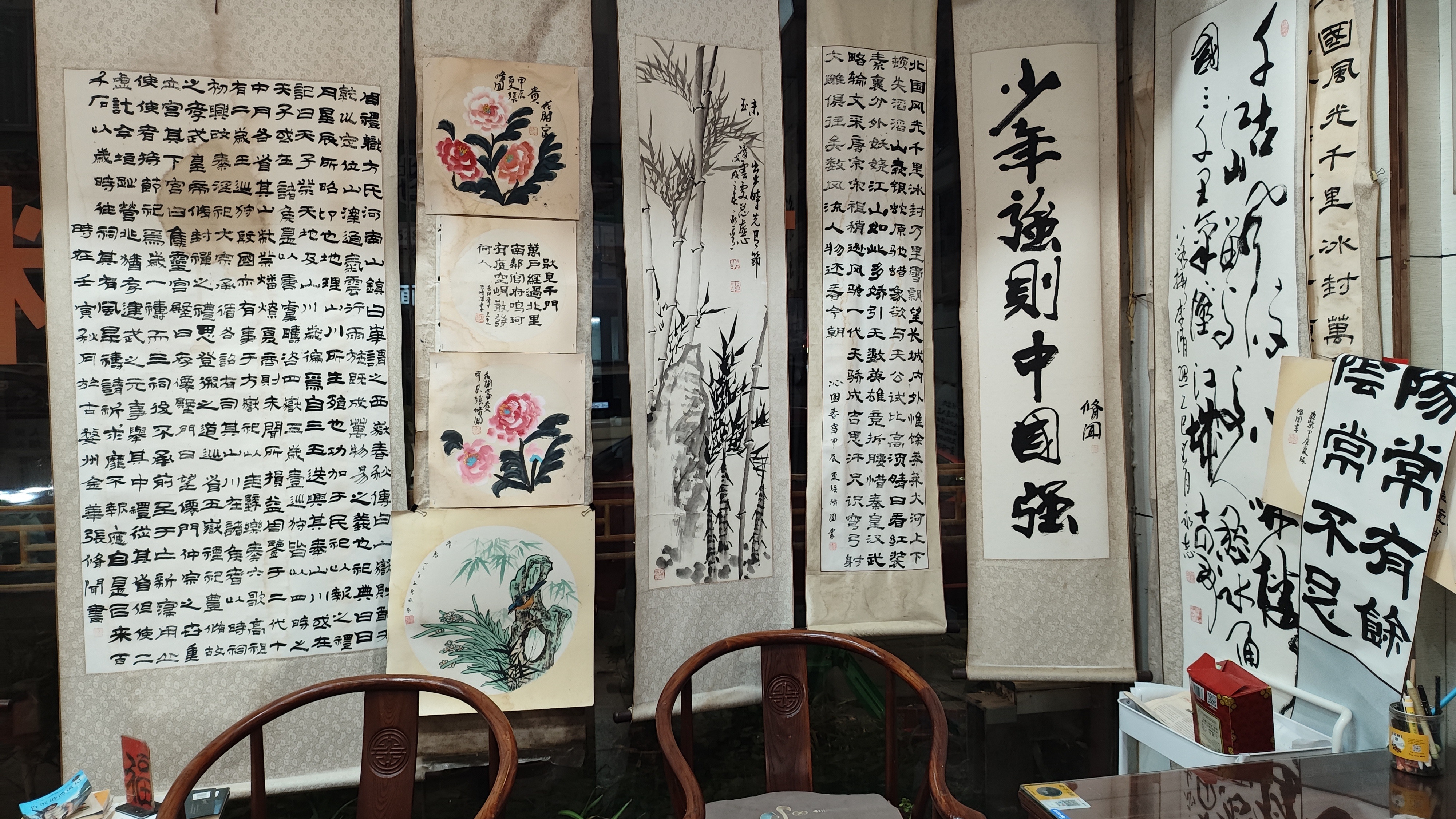 好多字画，这能看出来是个面馆么，以前就听说过这里，又路过了好几次，第一次进来吃面