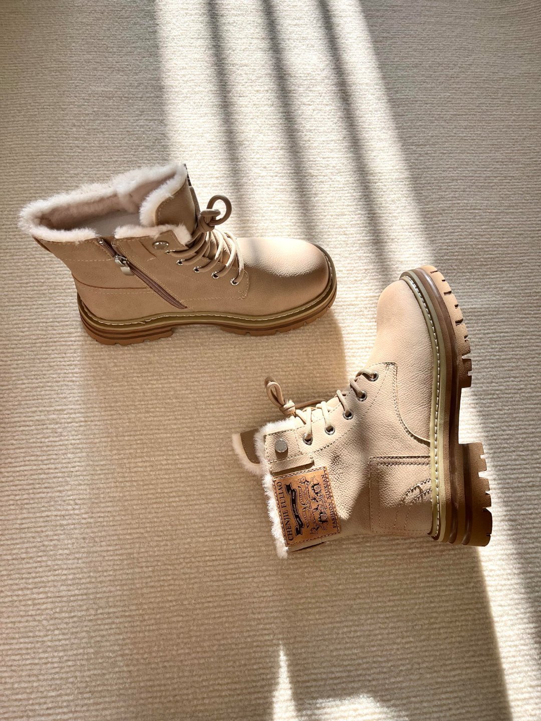 冬天的「暖脚搭子」：这双加绒马丁靴把舒适与时髦焊死了 冬天的快乐，是一双软乎乎的