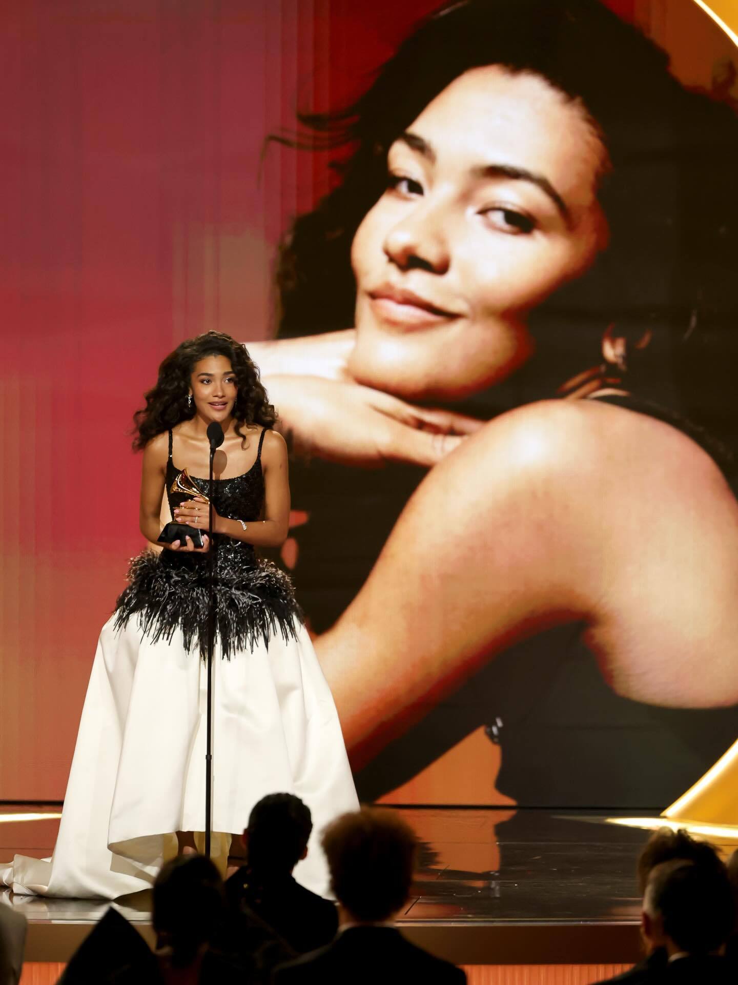 Olivia Dean格莱美 获奖时刻，这张抓拍得正好 