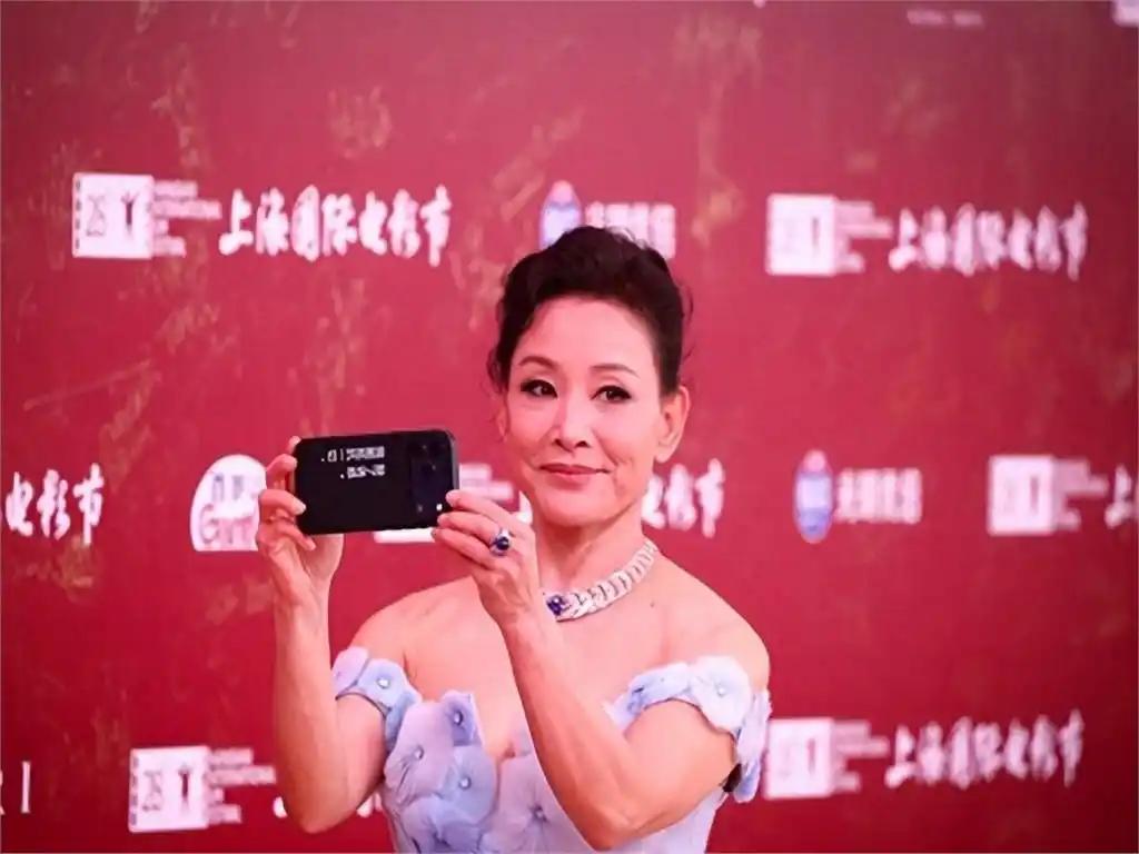 陈冲加入美国国籍晚年却回国养老，如今她证明了刘晓庆说的没错！65岁陈冲选择回上海