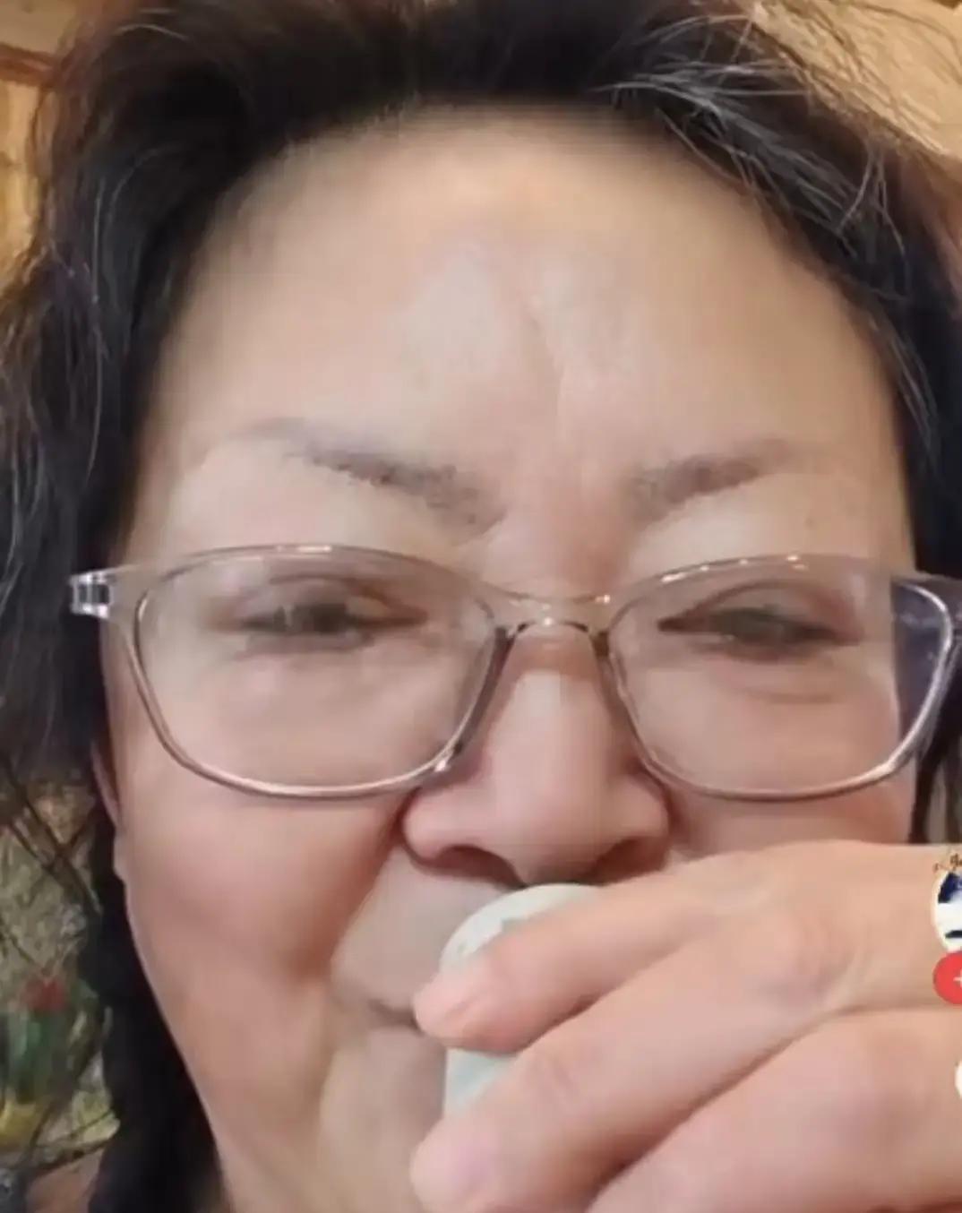 她拍了一年多的云南院子，说给闺女回家住，结果闺女真回来了，地基还是几根裸柱子。