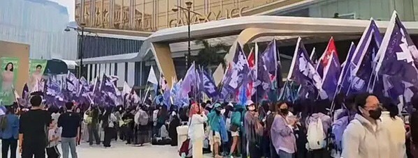 邓为尖叫之夜现场人气 邓为爱奇艺尖叫之夜现场人气太旺了，好多人好有排面！工作室还