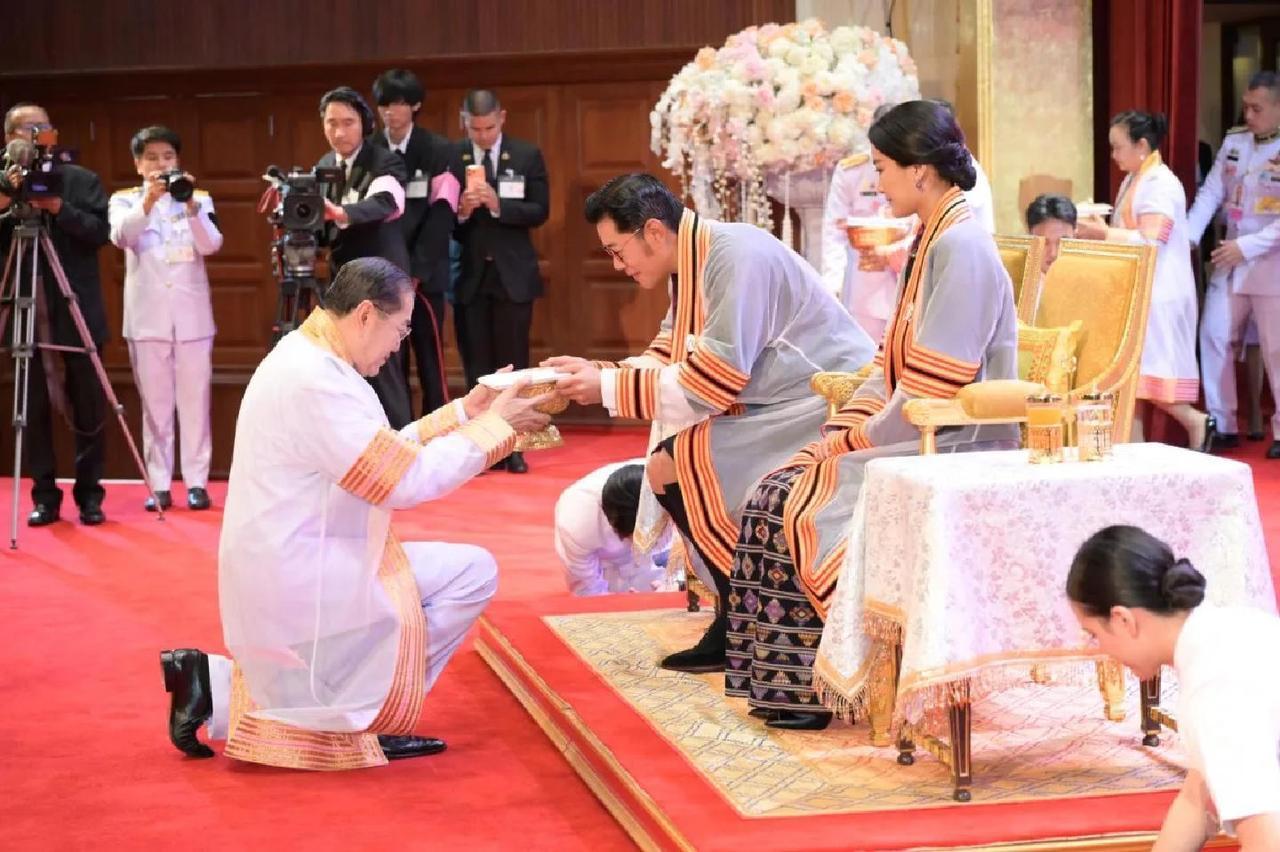 泰国朱拉隆功大学校董会前脚向苏提达王后颁发荣誉博士学位，后脚同样也向不丹国王颁发