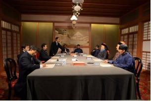 枪口都顶到胸口了，还有人捧着“妥协换安”的迷魂汤猛灌，这脑回路简直跟晚清的奏折一