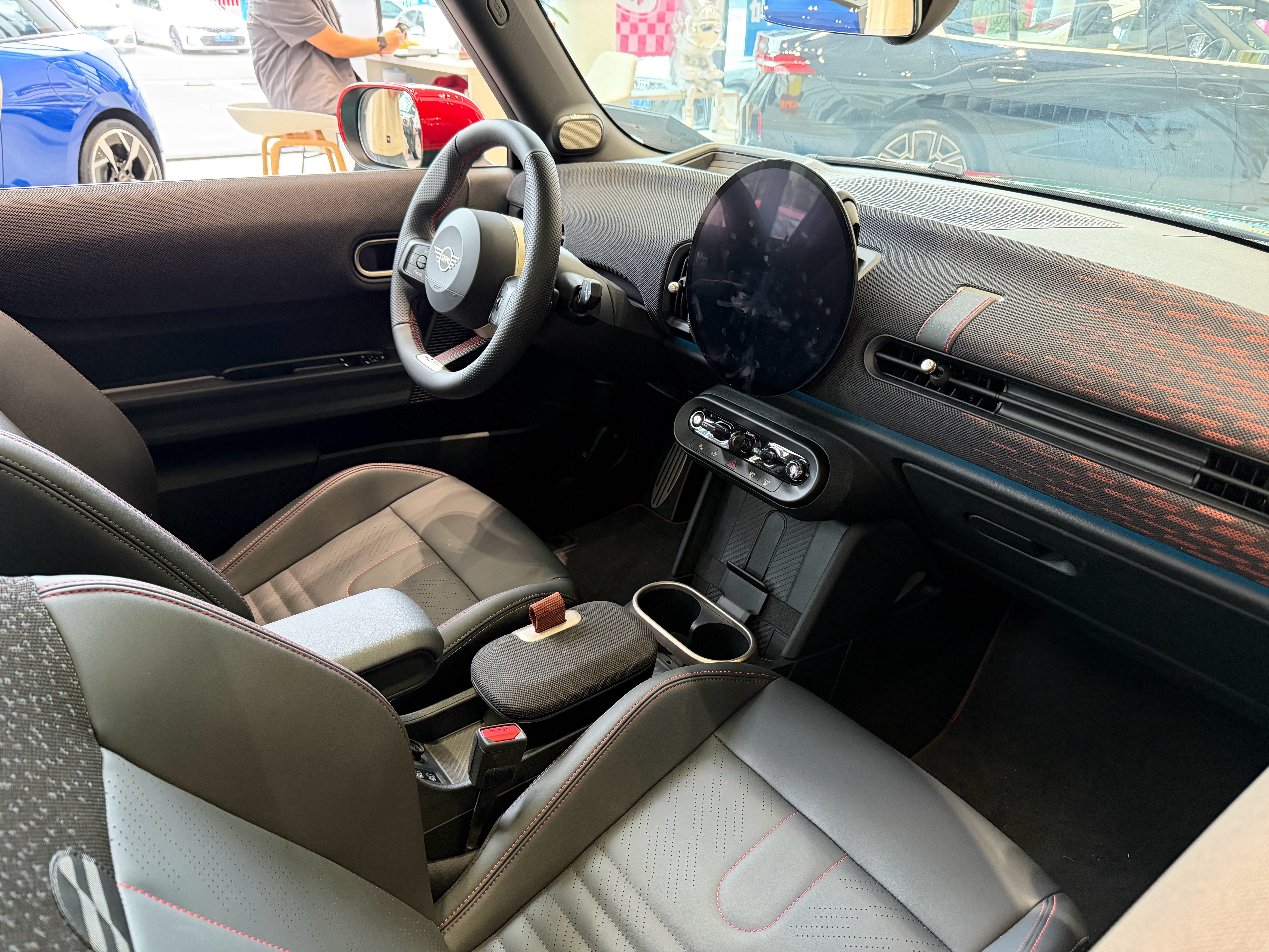 这台车现在落地接近35个W，啊，这个！[偷笑]  ​​​