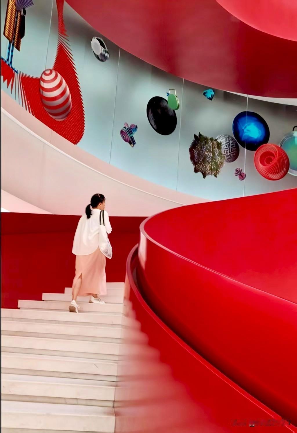 朋友，来新港东路免费打卡创下吉尼斯世界纪录的“红色螺旋楼梯”吧！
OneM当代艺