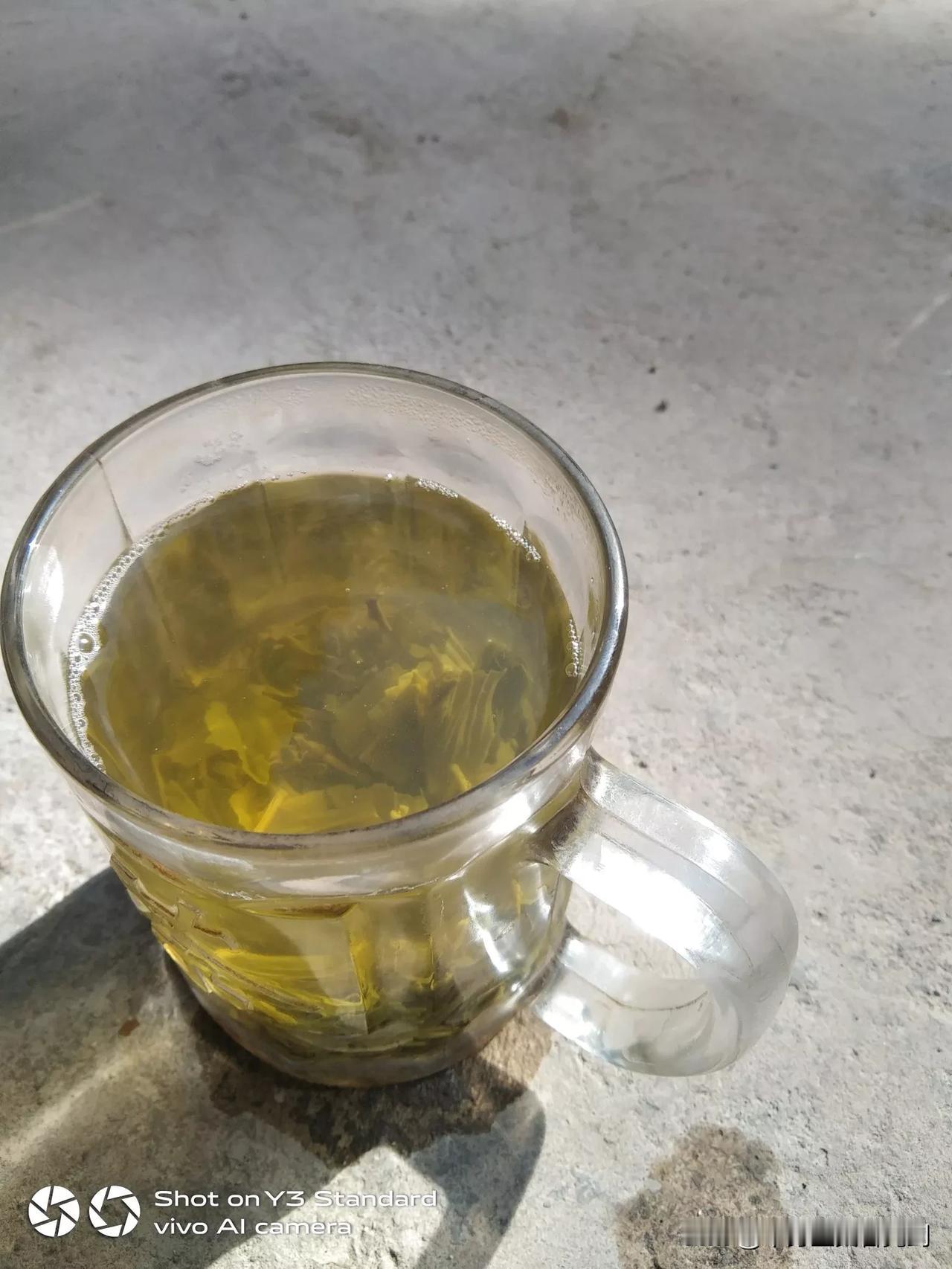 今天中午饭吃亲戚家送来的，香肠与豆腐肠，盐味重了点，只能泡杯浓茶了。不然上山口渴