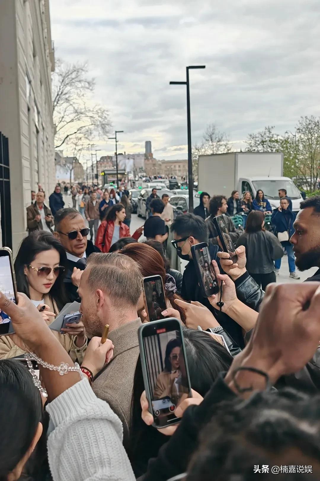 刘亦菲这颜值和知名度，厉害啊！不愧为国际明星，不仅惊艳了国人，在外国的名气真不输