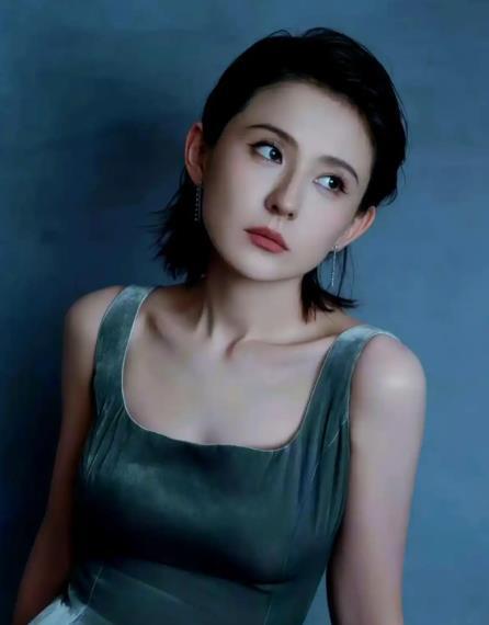 热依扎疑似怀孕 有网友拍到“新疆四美”之一的热依扎与友人路边闲聊照片。照片中的热