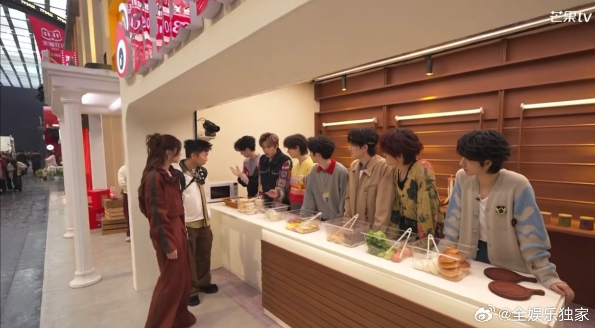 时代少年团给杨迪做的汉堡时团弟弟们给杨迪做的汉堡哈哈哈，弟弟们敢不敢自己尝一口是