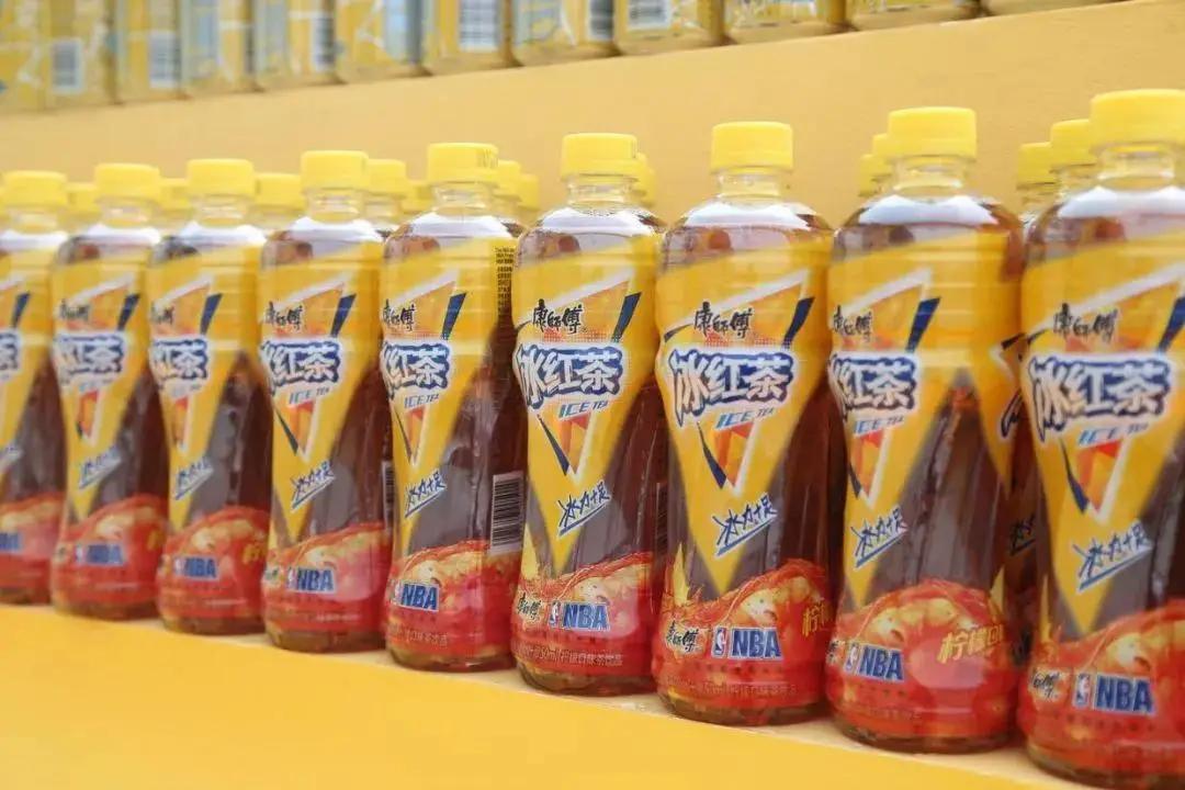 涨价5毛两年少卖11个亿，国民饮料背刺打工人，上万家经销商出走。
 
4块是国窖