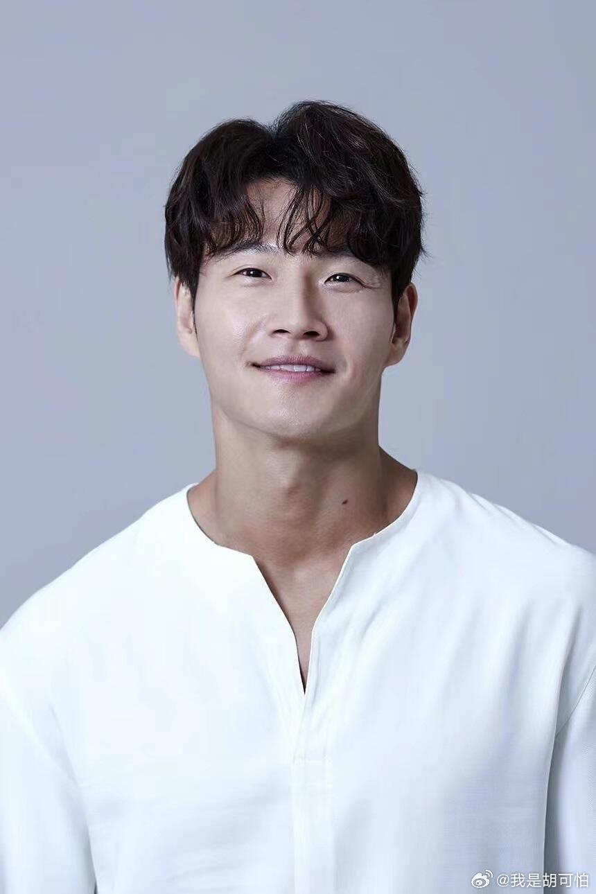 金钟国给人的印象是永远精力旺盛的能力者，现实中被疾病折磨到动弹不得，对韩国的内卷