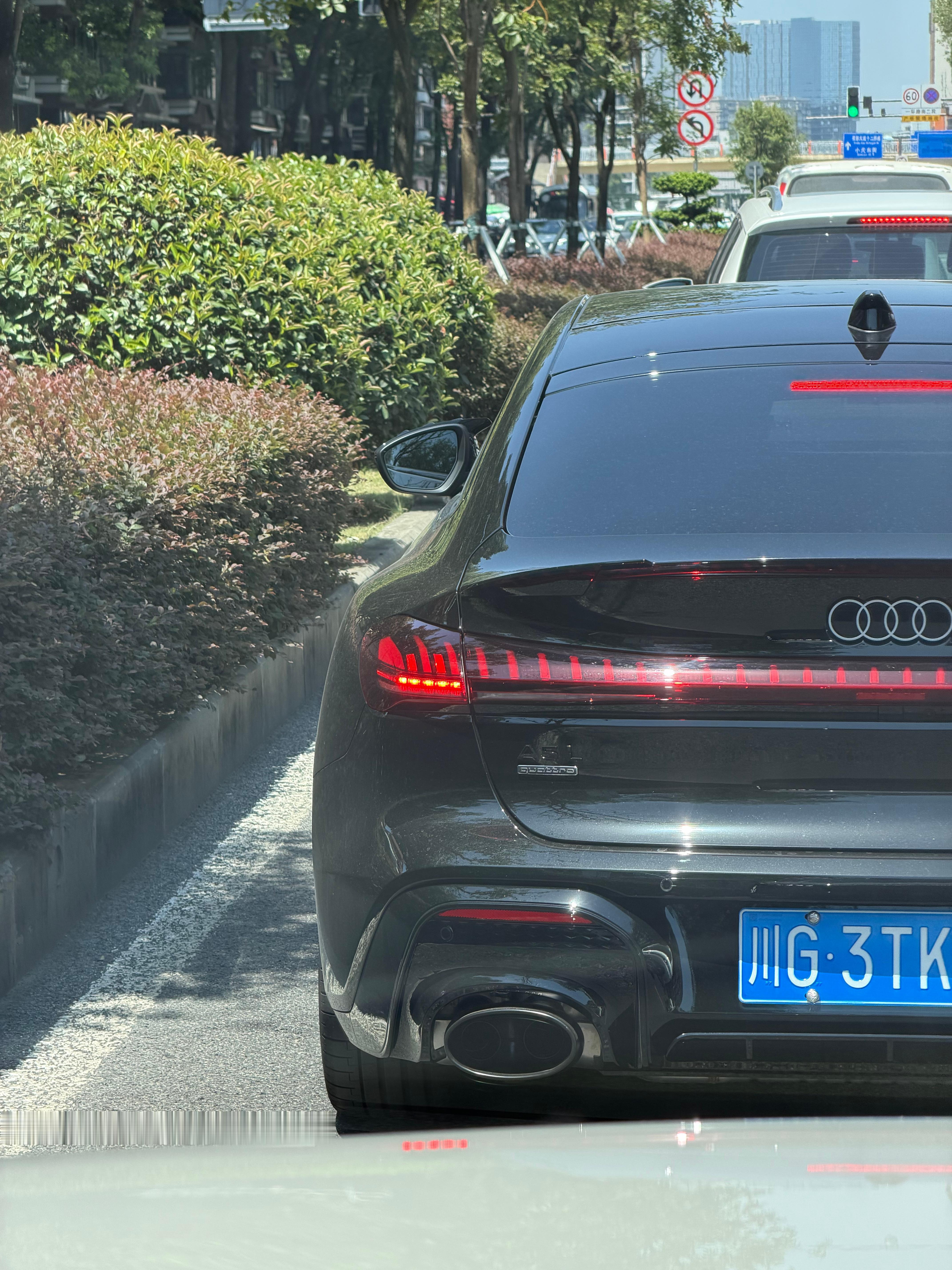 乌漆嘛黑的真好看，而且还改了排气 成都·跳伞塔