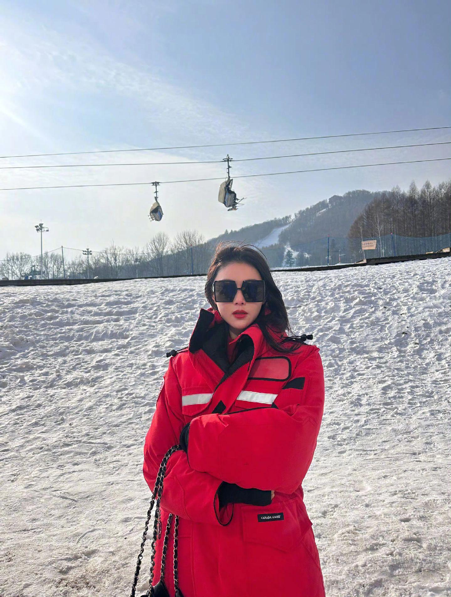 张馨予｜库存自拍。大家过年都吃的圆润了吧哈哈哈，我胖了七八斤，张馨予胖了9斤🤣