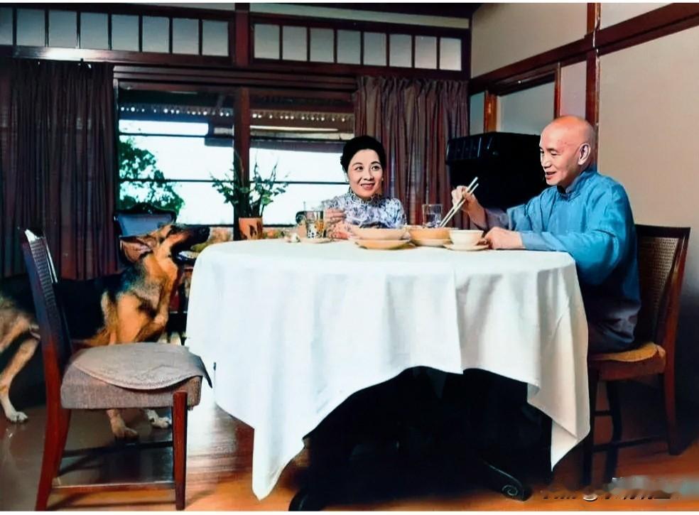 上世纪60年代，台湾，在家中用餐时的蒋中正和宋美龄。这并非演员扮演，确是货真价实