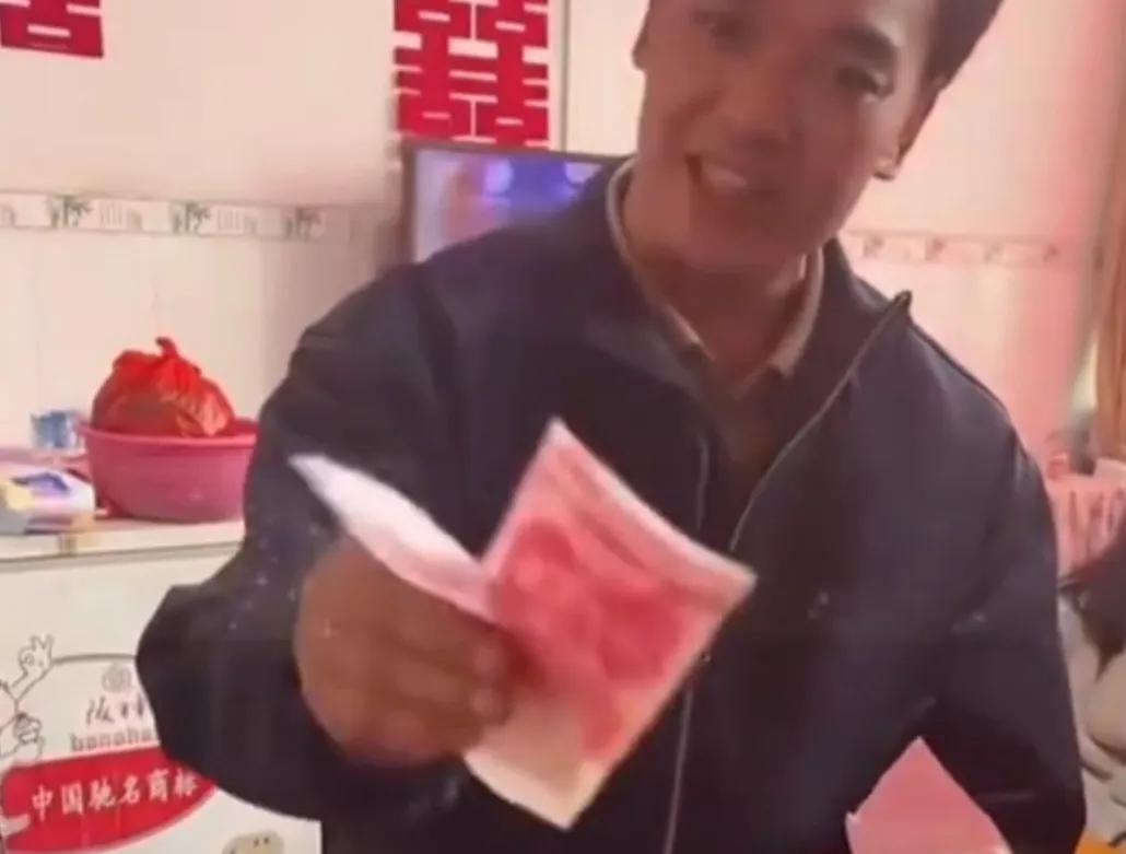 广西一位父亲在婚礼现场退还了女婿6.88万彩礼，还额外掏出2万元积蓄给女儿当陪嫁