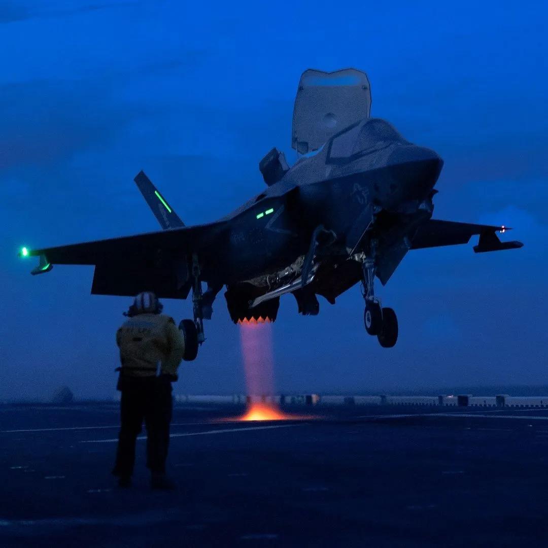 #航空美图# 第31海军陆战队远征部队的F-35B“闪电II”战斗机夜航时准备在
