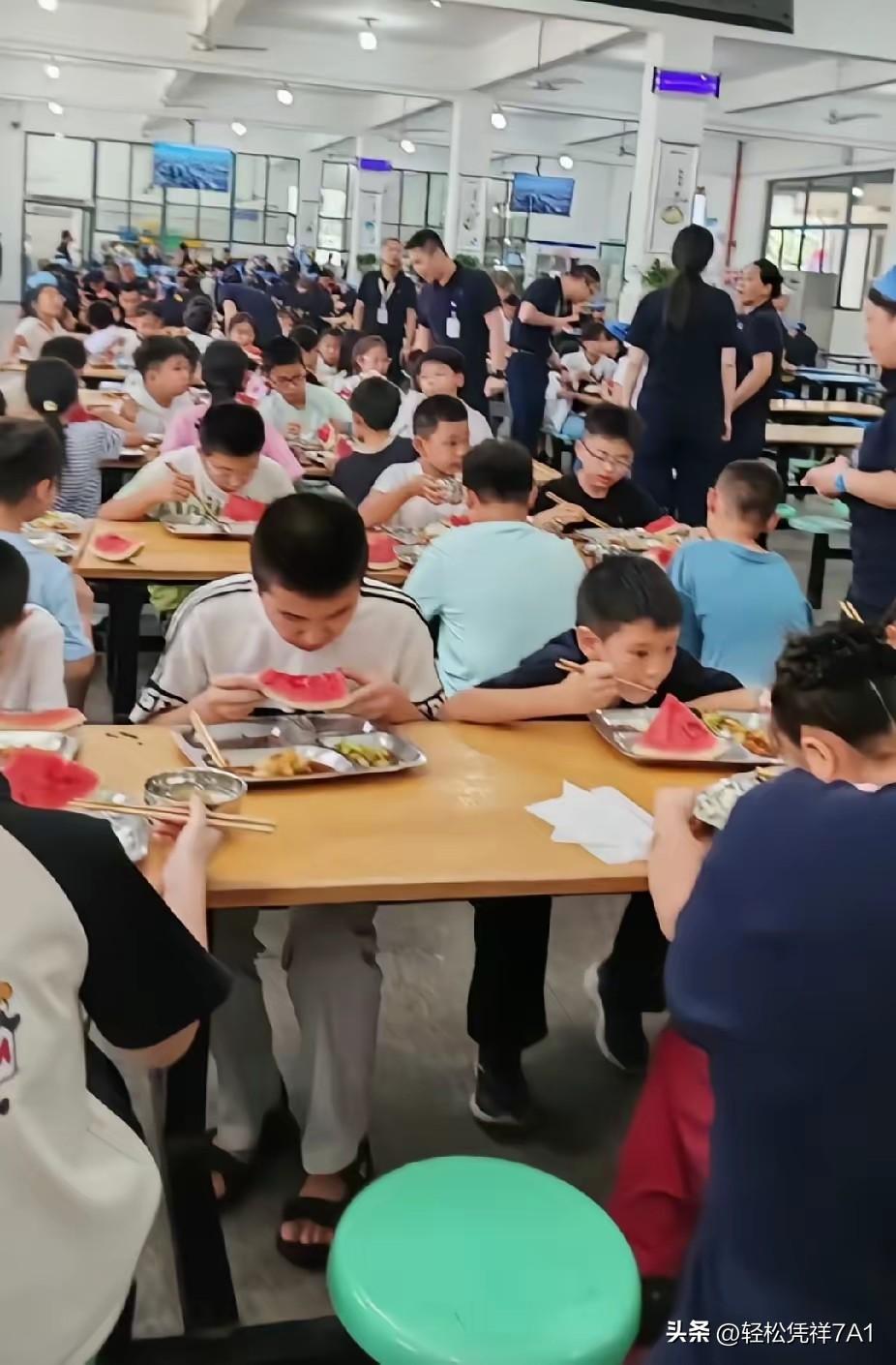 公司的员工食堂里，突然多了一群孩子吃饭，知道原因后，让人又羡慕又感动了。

浙江