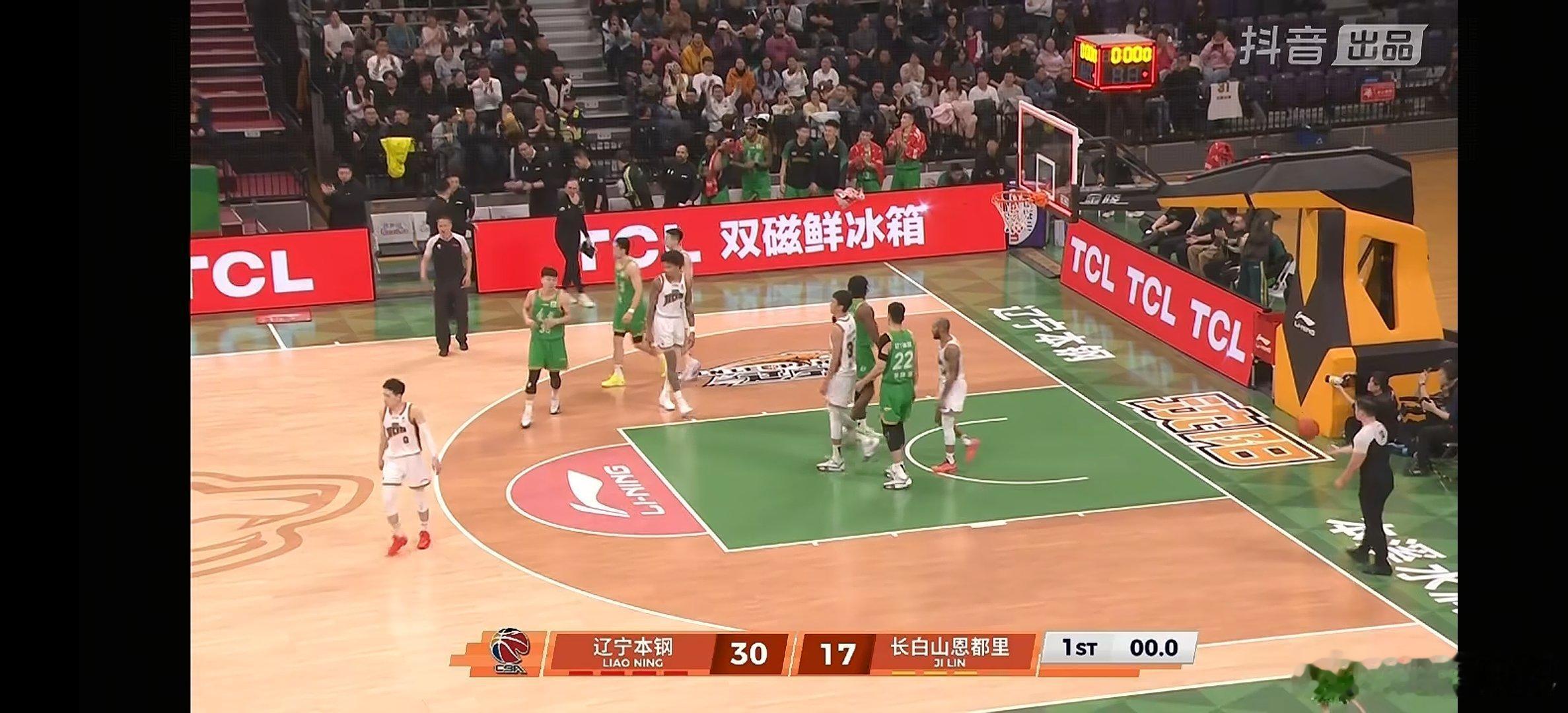 首节战罢，30-17  辽宁本钢主场领先吉林队。cba辽宁男篮vs吉林男篮